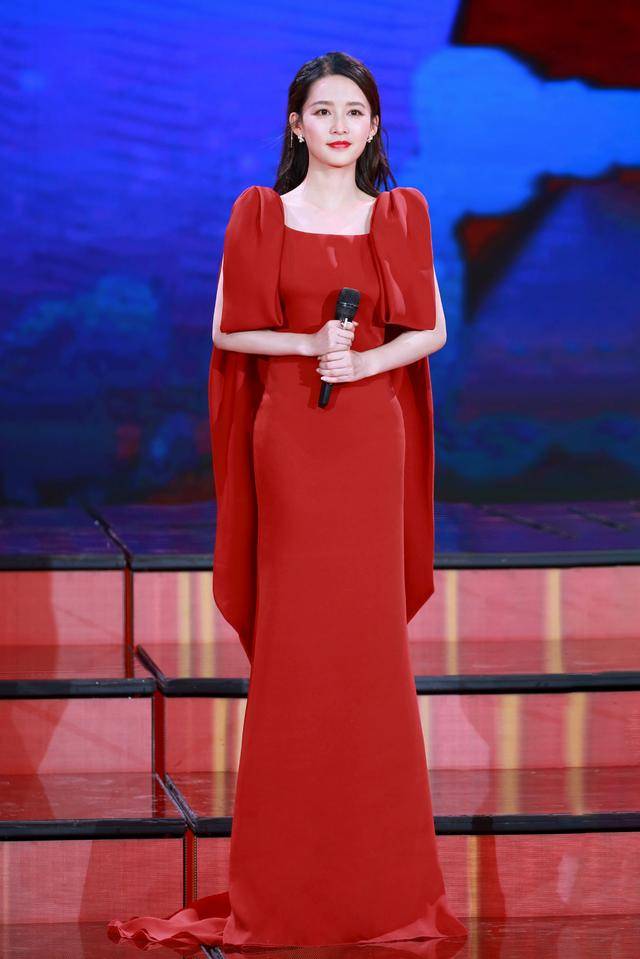 身材|想不到李沁走成熟风这么美，一袭红裙张扬热烈，美得动人心魄