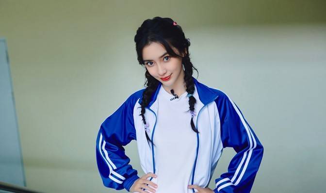 一身|Angelababy：穿衬衫配短裤深夜打篮球真有型，巧塞衣凸显好身体！