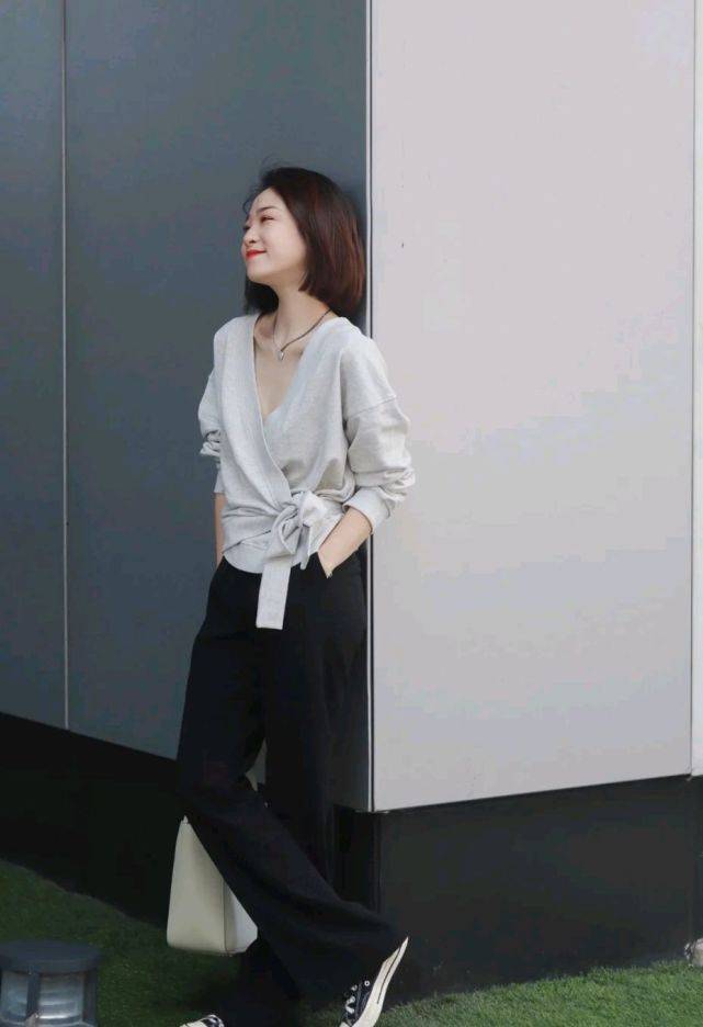 黑色|简洁大方的秋装是首选，简单又好穿，舒适感满分