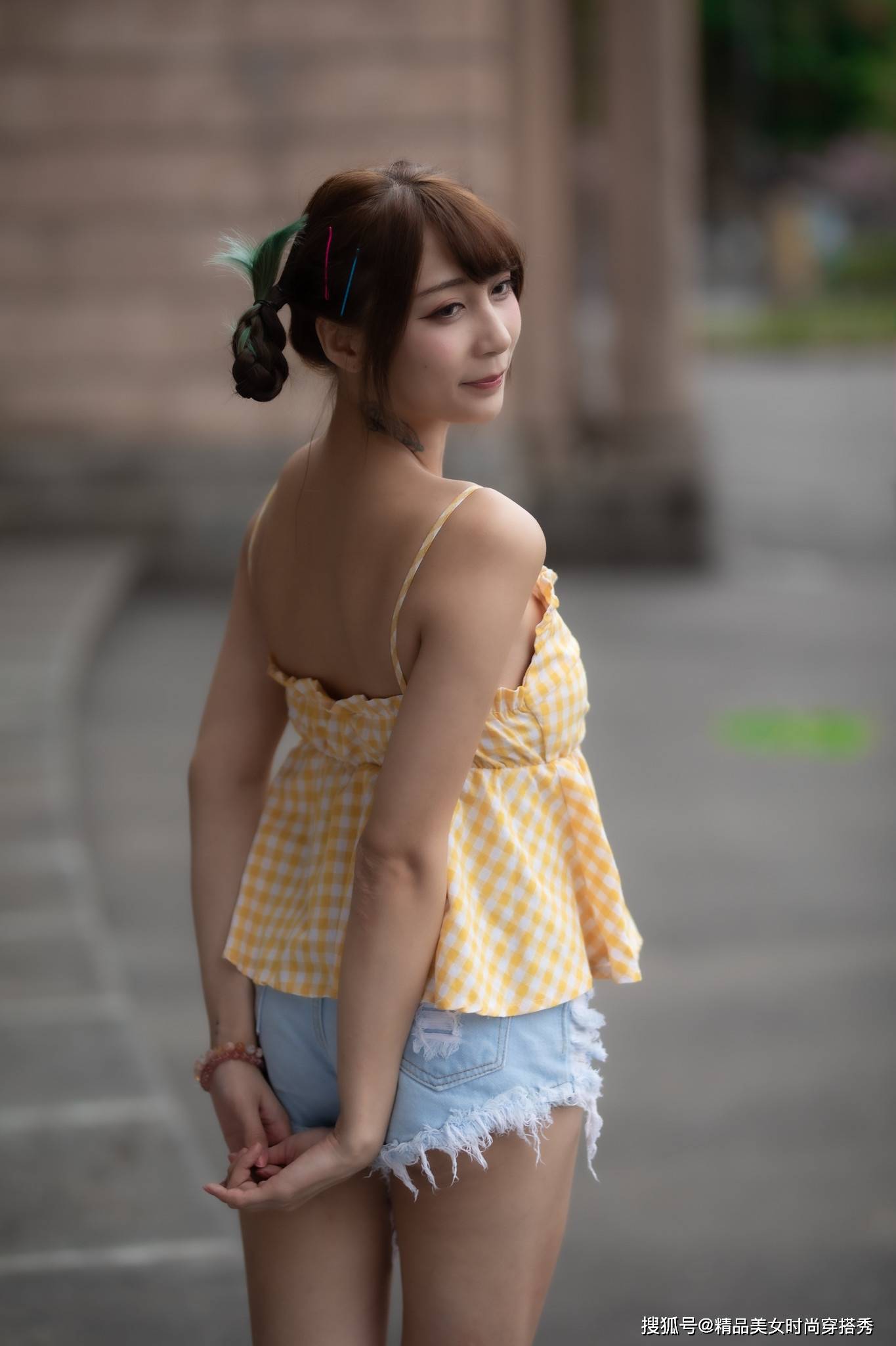 身材|街拍：吊带背心搭配清新减龄的牛仔短裤清爽又帅气