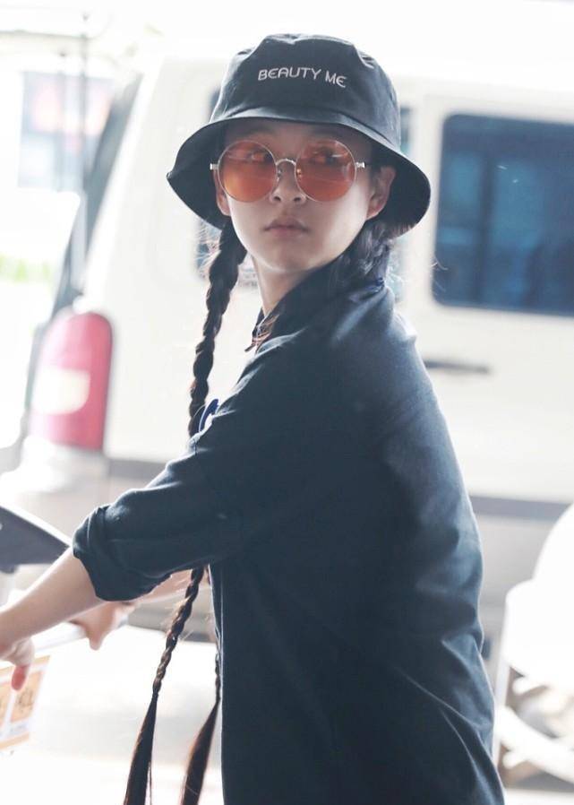 短裙|杨丽萍外甥女爱把自己往老了打扮，才20多岁就挺成熟，真让人意外