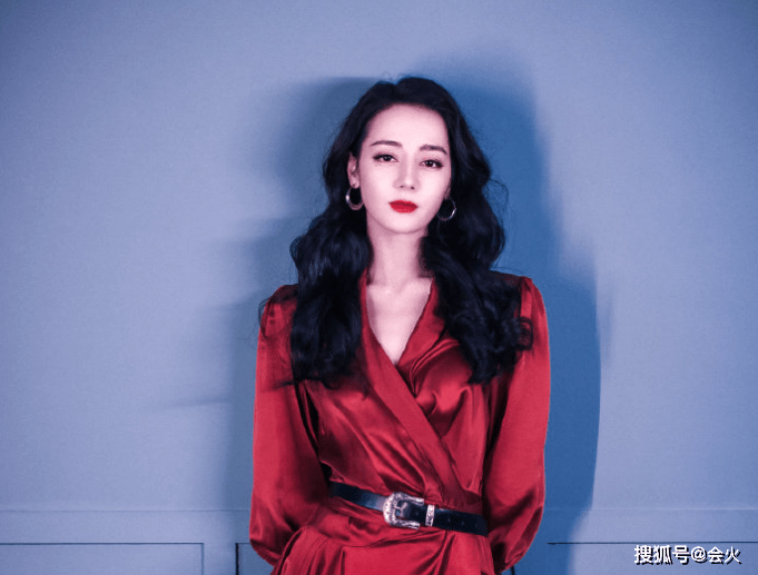 胆子|周冬雨悬崖边石头上拍照！仅用一根绳子拴在腰部，单腿站立好大胆