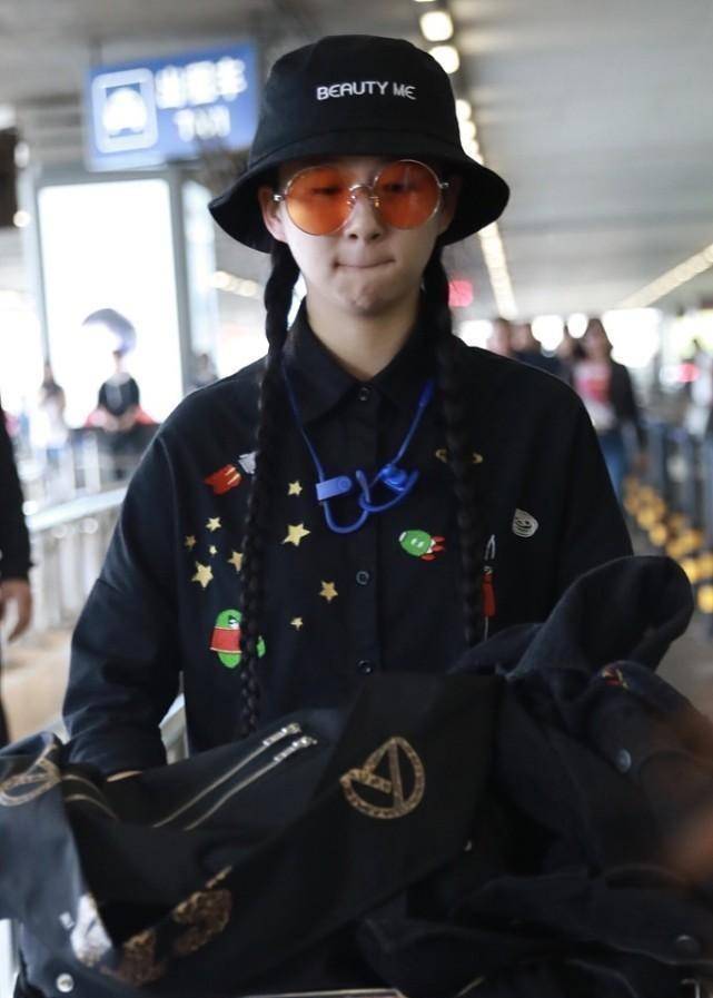 短裙|杨丽萍外甥女爱把自己往老了打扮，才20多岁就挺成熟，真让人意外