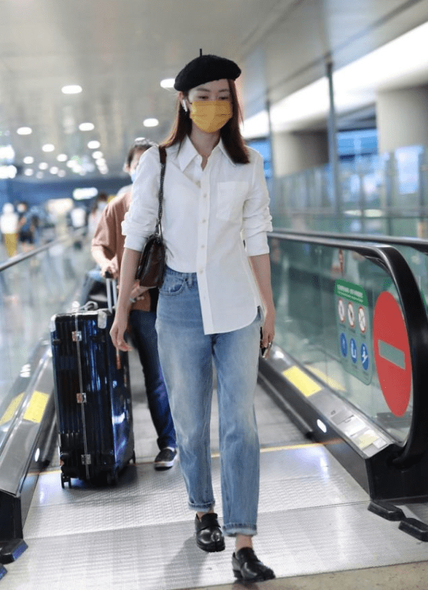 整体|童瑶的时尚真难懂,穿皱巴巴白衬衫配“猪蹄鞋”,好在气质撑得住