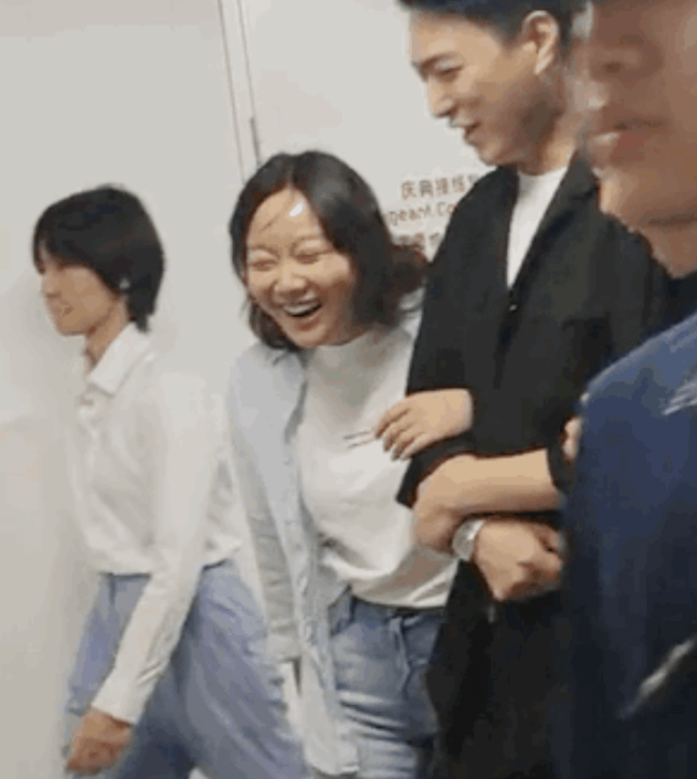显得|这才是闫妮真实的样子，皮肤多皱又松弛，剪了短发更像大婶了！