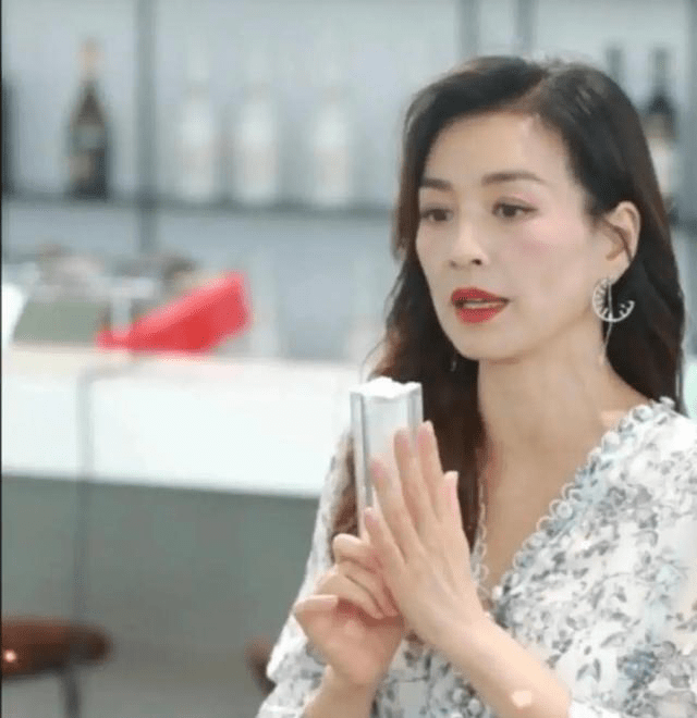 头发|张庭直播意外曝光真实脸，法令纹深重发腮明显，是老阿姨！