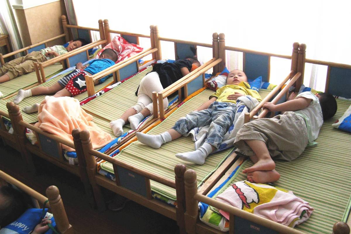 说法|幼儿园午休“问题多”,一张照片引发争议,家长纷纷讨要说法