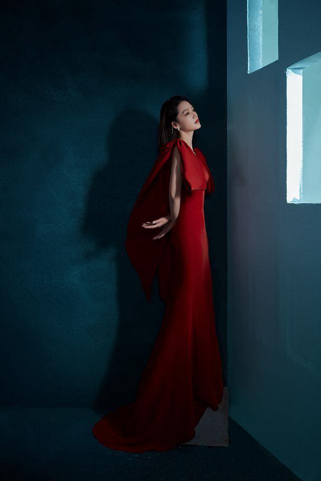 身材|想不到李沁走成熟风这么美，一袭红裙张扬热烈，美得动人心魄