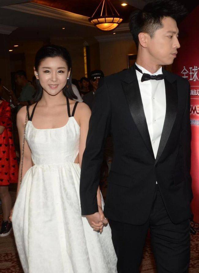 老公|李小萌身上的少女感抹不去,穿白吊带裙好甜美,在老公身边挺幸福