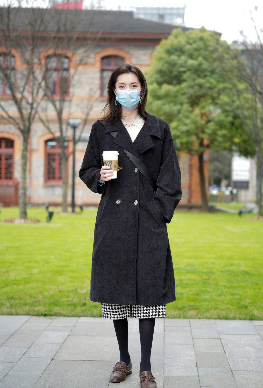 长度|风衣下面不一定配裤子，今春流行这样穿，优雅时髦，关键还显气质