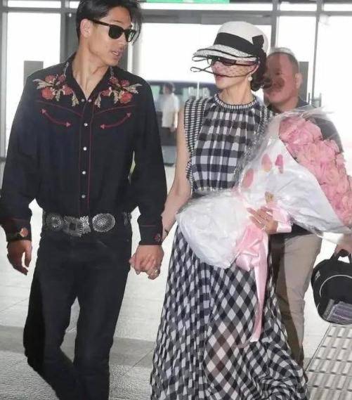 贵妇|林志玲机场秀恩爱，穿格纹裙配头纱扮贵妇，老公穿花衬衫显油腻