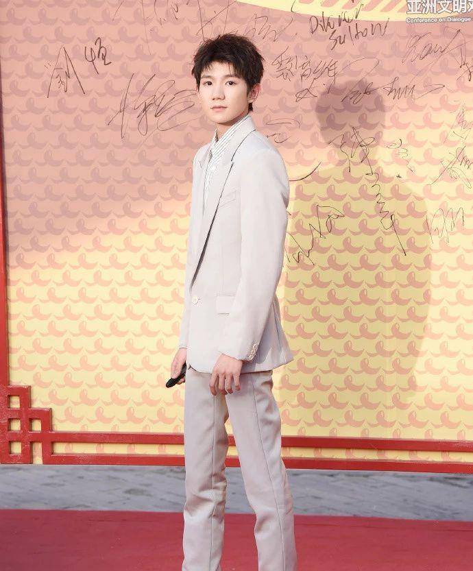 大腿|王源终于变成熟了，白衬衫+牛仔裤，破洞开到大腿尽显2米长