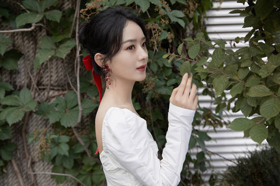 马尾|赵丽颖新造型蜕变大!扎双马尾似“天山童姥”,彻底摆脱乡村泥土气质