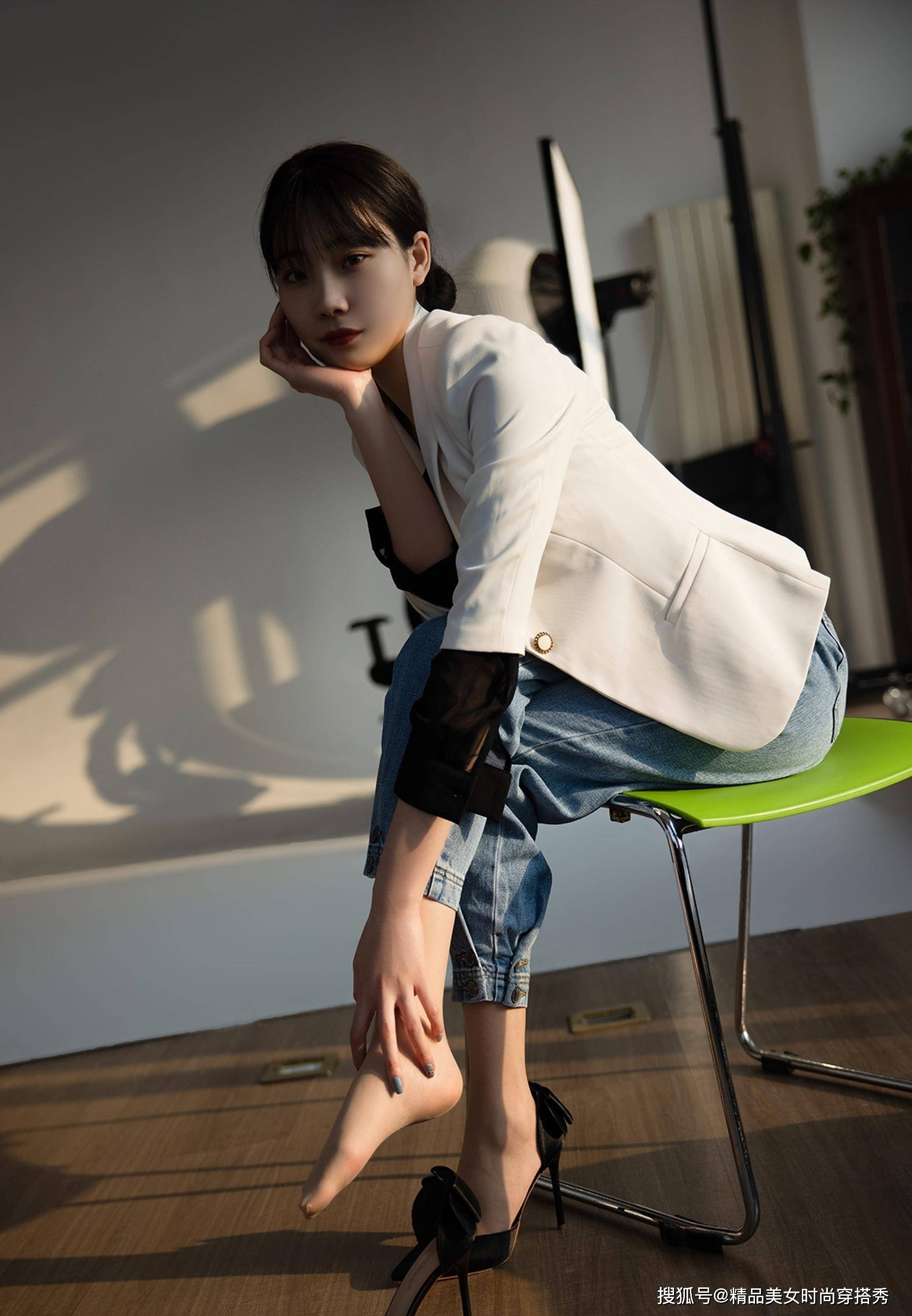 从容|干练的西装外套内搭黑色的衬衫，下搭收脚的牛仔裤，干练又帅气