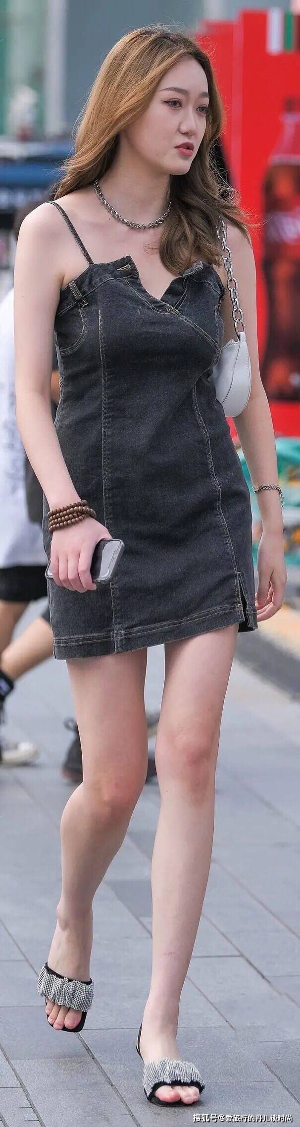 身材|微胖美女,一袭黑色吊带牛仔连衣裙,这样穿搭既显身材又显气质