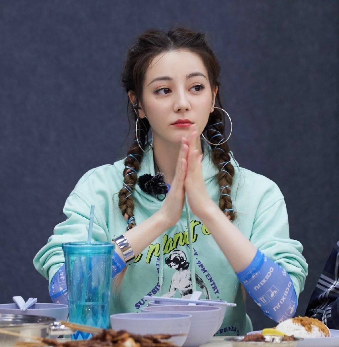 发型|伊能静庆生老公女儿都出镜！穿白蕾丝裙有少女感，占c位气场强大
