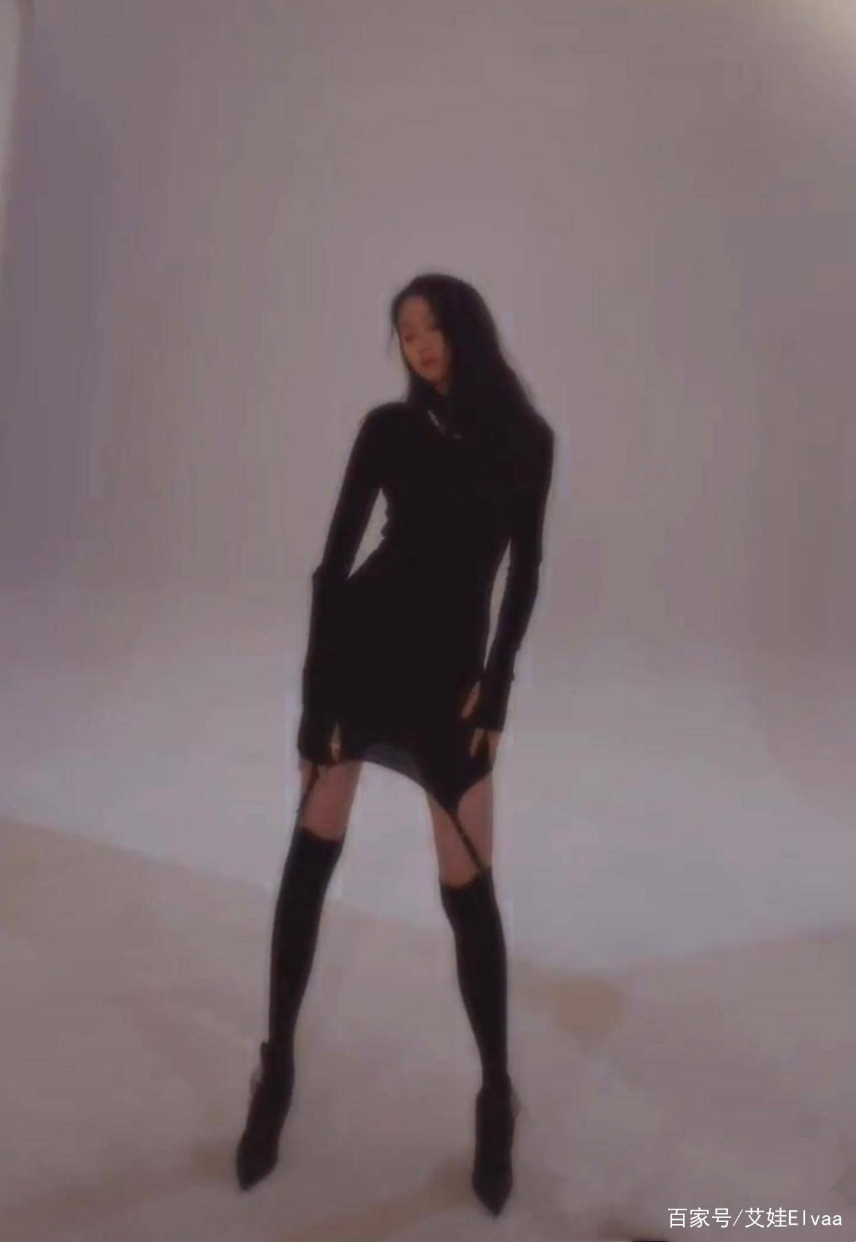 身材|23岁关晓彤胆真肥，罕见“情趣”袜配小黑裙摆拍，真不怕鹿晗吃醋