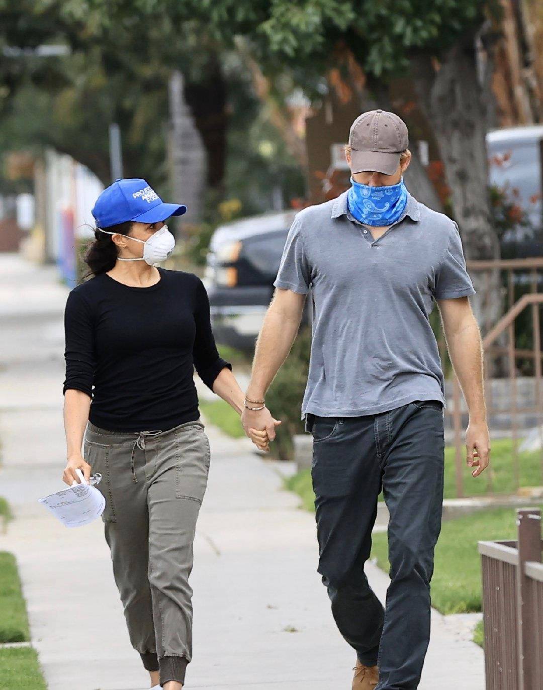 黑色|梅根不做王妃后首露面!上节目颜值明显回春,穿白衬衫更显气质