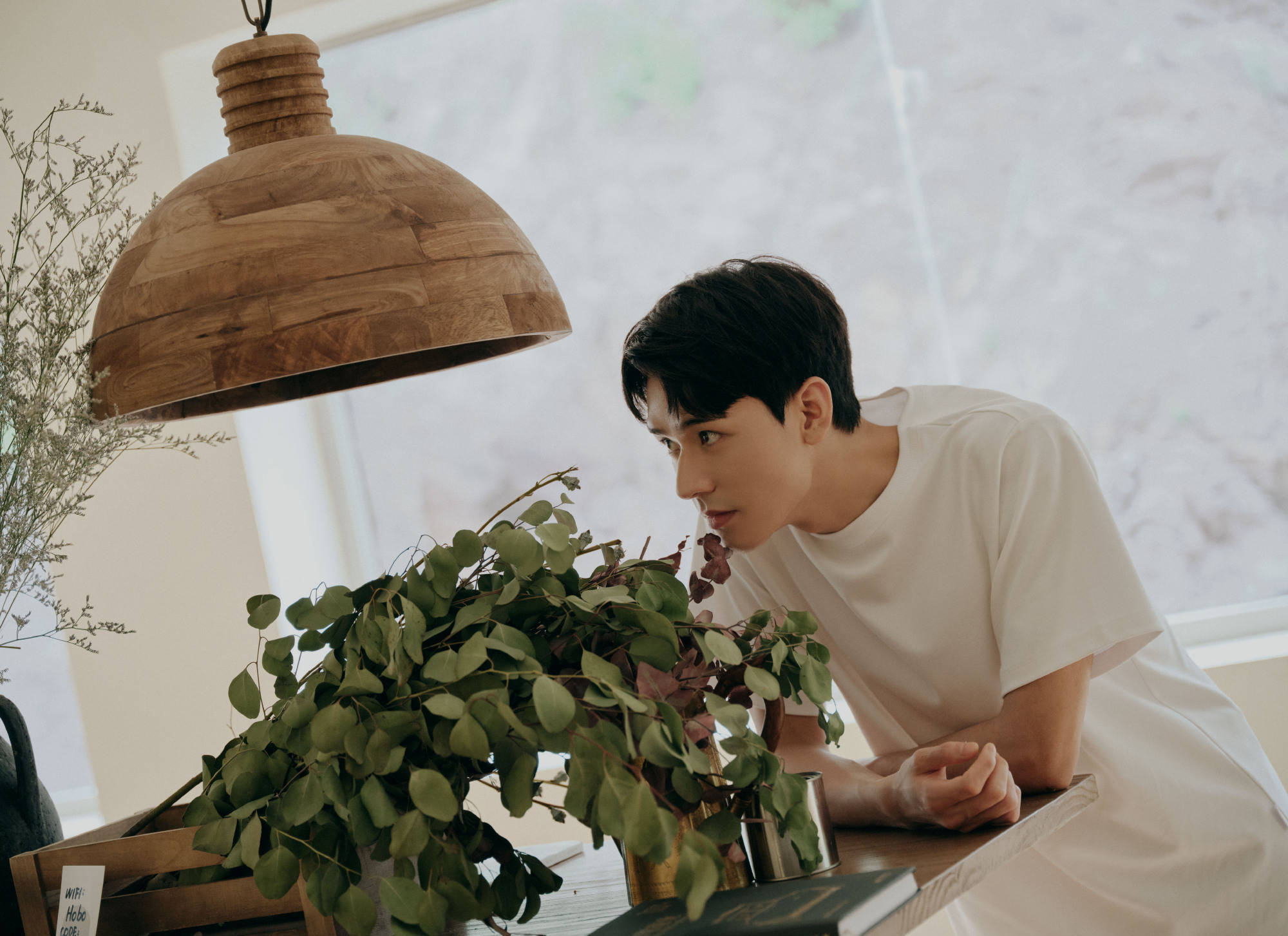 龚俊晒与狗狗合照 身穿清爽白t变身元气少年