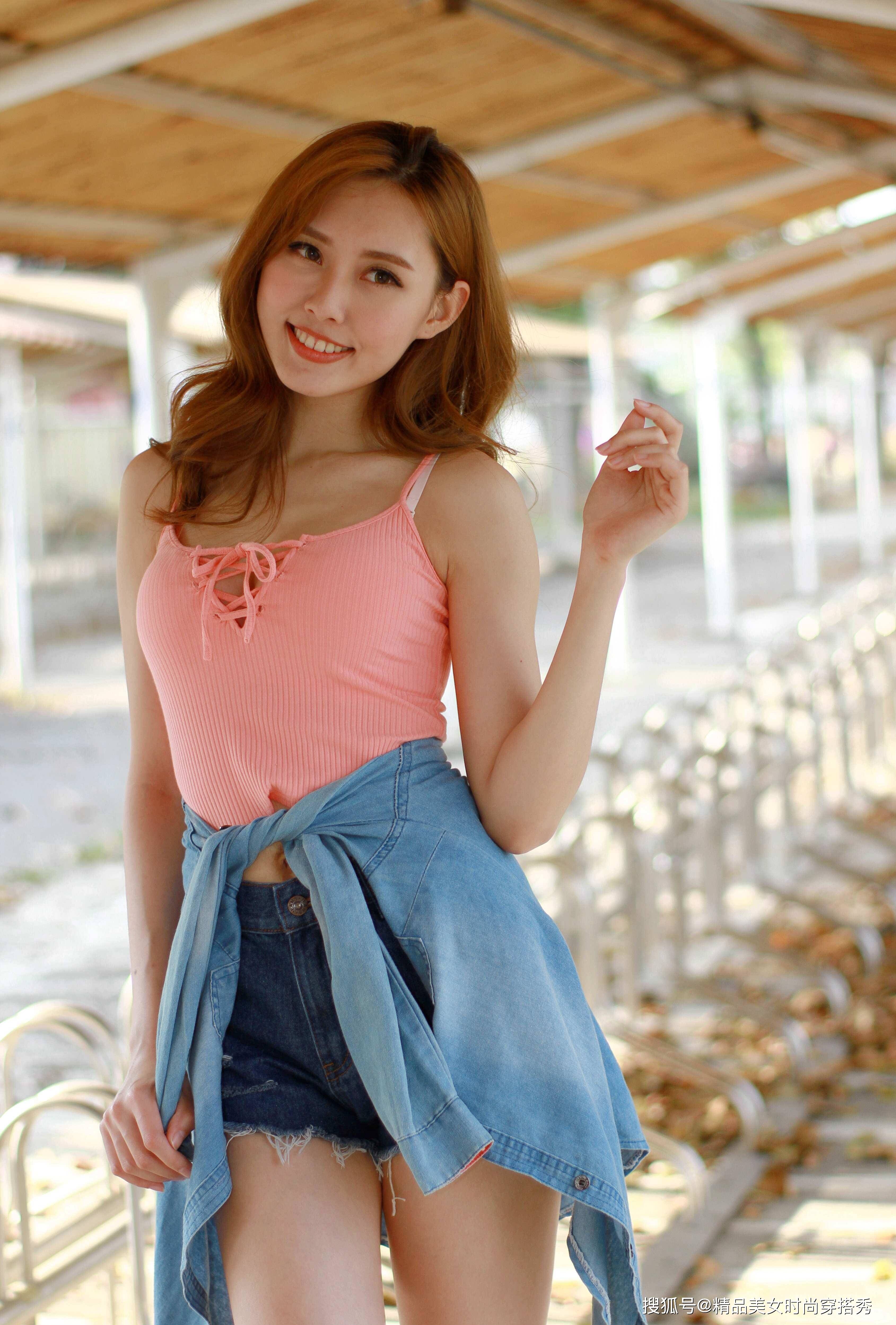 吊带|粉色的吊带背心清凉舒适，下搭一条牛仔短裤，率性十足