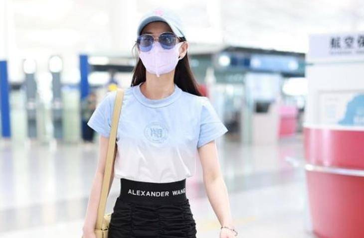 视觉|黄圣依穿搭“翻车”了，本来穿长裙挺显身材的，却败在印花图案上