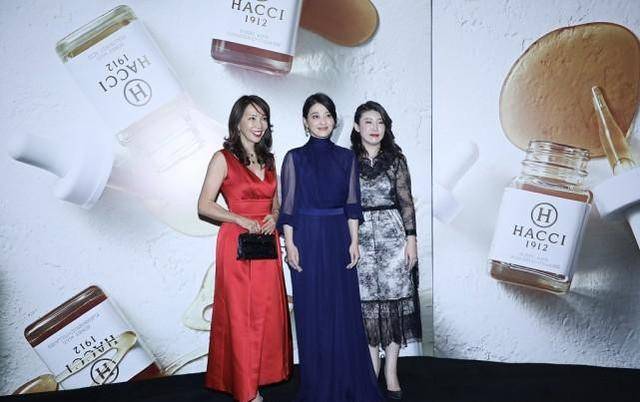 贵妇|梅婷的衣品比年轻人还潮,穿波点薄纱裙配抹胸内搭,穿出贵妇感