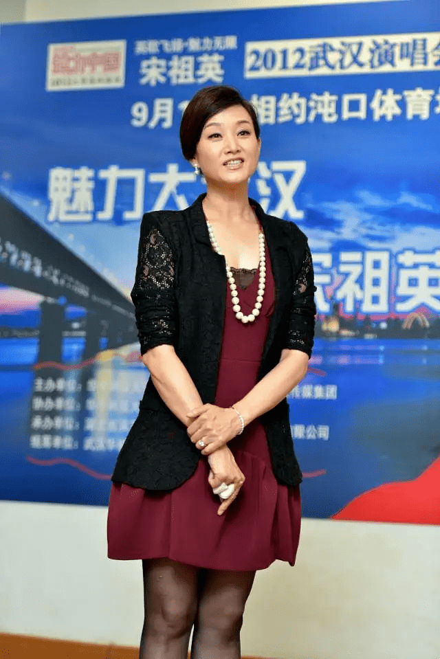 黑色|宋祖英气质不是盖的，“土味”棉衣配小脚裤好洋气，高级又时髦