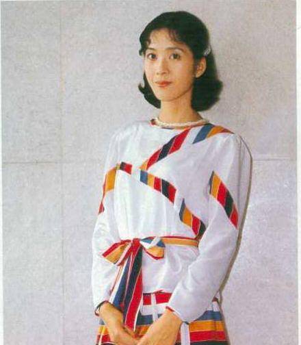 配饰|龚雪人生活得真漂亮,年轻时穿衣经典不过时,老年穿衣也时髦洋气