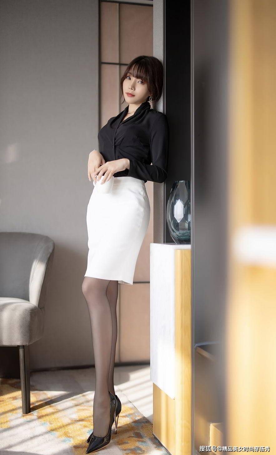 黑色|温柔知性的职场穿搭，黑色衬衫搭配白色包臀裙，尽显优雅小女人味