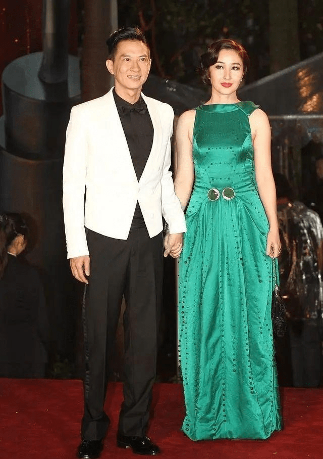 浅色|张家辉夫妇罕见同台,关咏荷复古卷发配绿裙像贵妇,太给老公长脸
