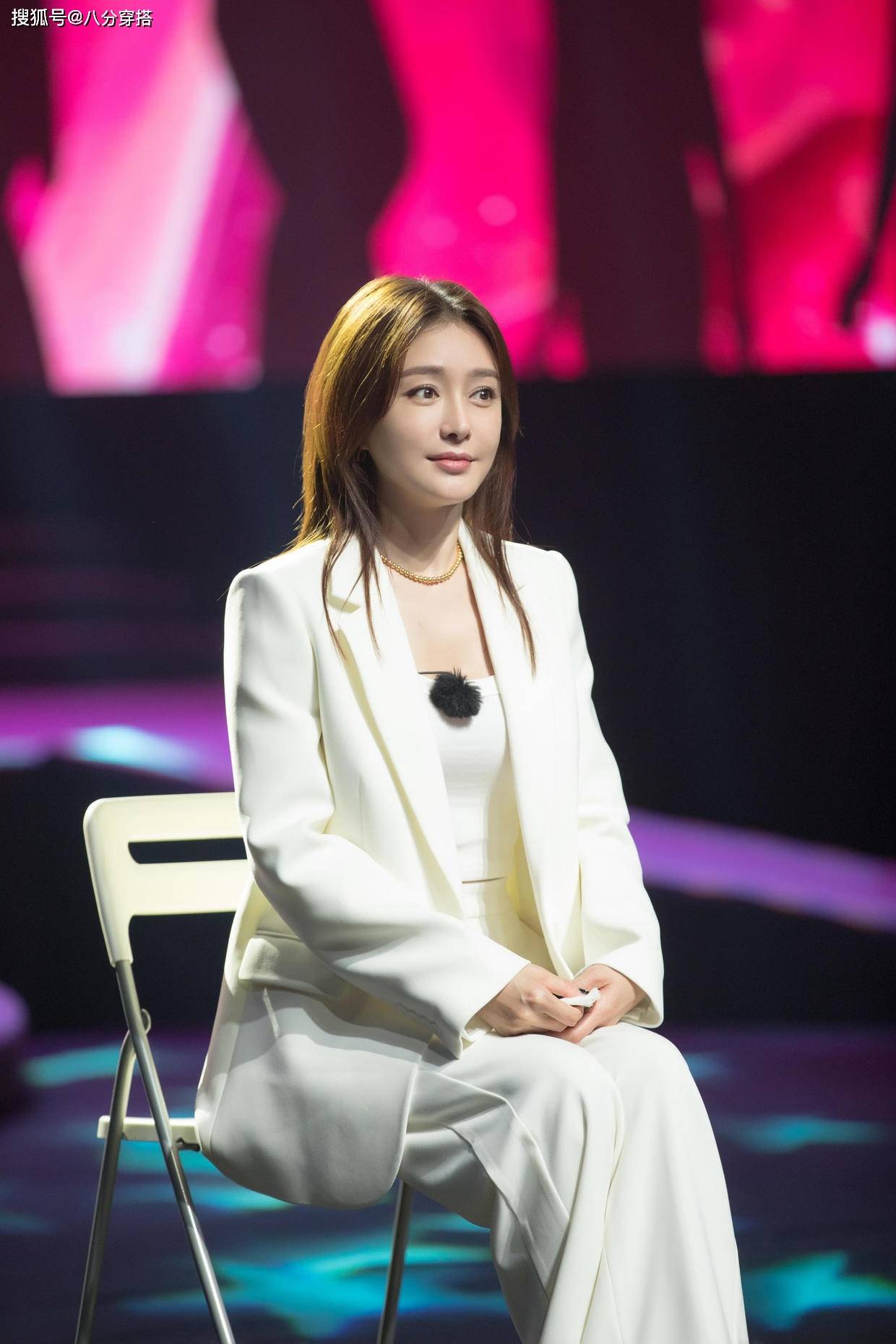 黑色|秦岚私服穿搭也惊艳,T恤配牛仔裙简约利落,舒适随性又有气场