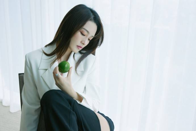 黑色|李沁真大胆，穿西装裤在大腿中段“截断”，别说，还真挺性感