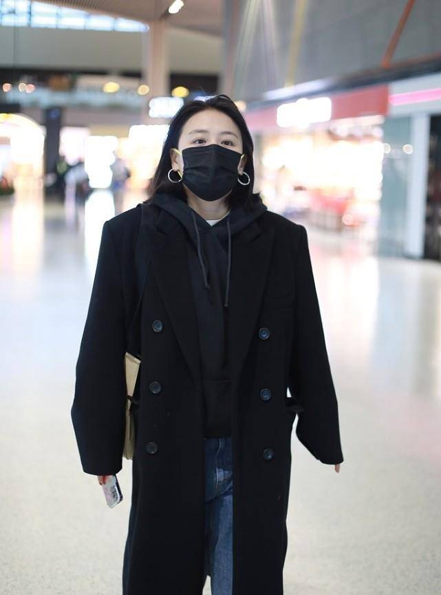 黑色|马思纯的身材又变瘦了，穿大衣显得空荡荡的，看着好有魄力