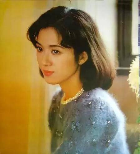 配饰|龚雪人生活得真漂亮，年轻时穿衣经典不过时，老年穿衣也时髦洋气