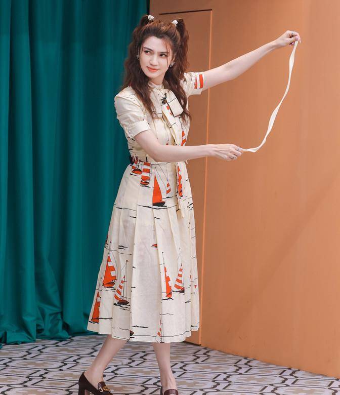 洪欣|洪欣中秋前夕忙捞金，穿粉短裙站店门口好风光，50岁还是少女身材