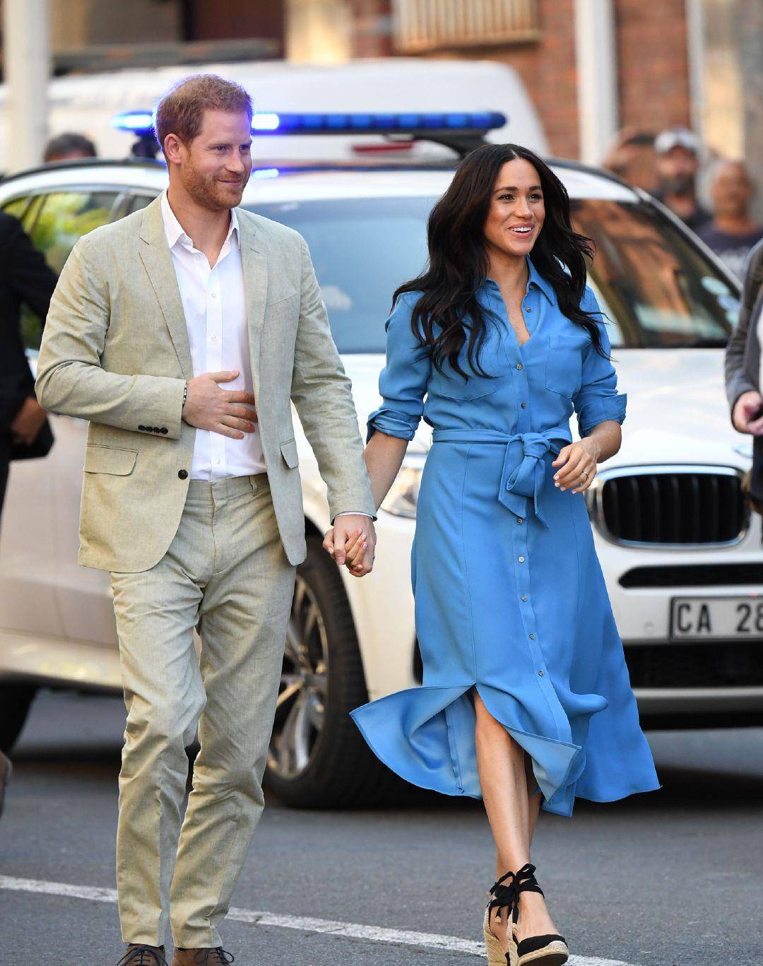 大气|梅根总算穿对了！一袭白色衬衫裙大气优雅，和哈里王子简直配一脸