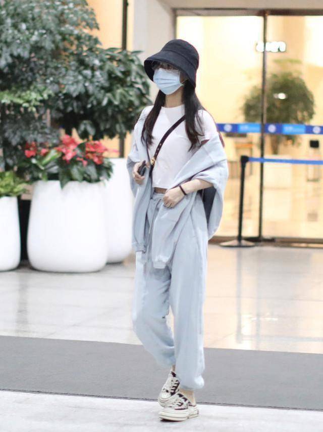 赵丽颖|赵丽颖越来越洋气了，穿水手服套装似高中生，近距离也看不出年龄