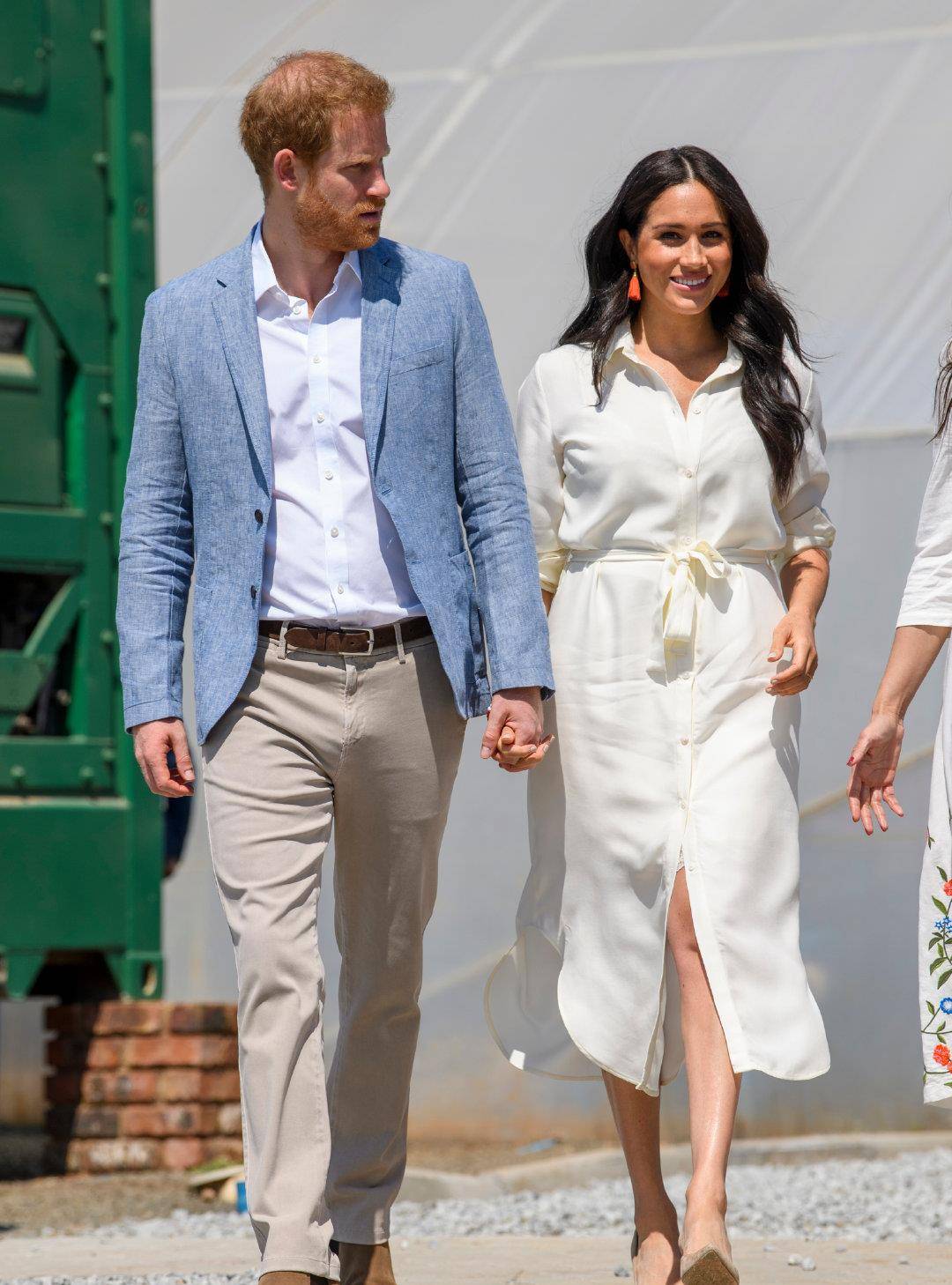 大气|梅根总算穿对了！一袭白色衬衫裙大气优雅，和哈里王子简直配一脸