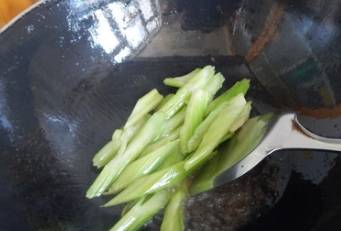 西芹菜怎么切 5e50b4db14f74d149f945eb70b58b30b.jpeg