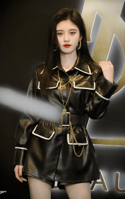 黑色|牛莉带火了一种穿法,叫“皮衣+条纹阔腿裤”,洒脱帅气又时髦