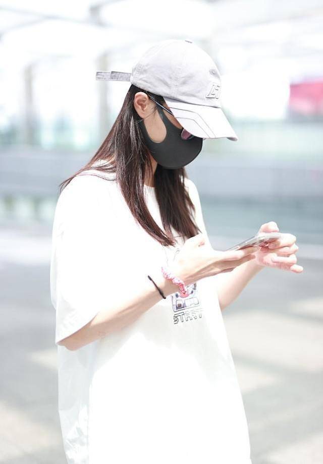 身材|钟楚曦不显身材也挺抢眼，穿居家装都比别人有范儿，穿得挺随性