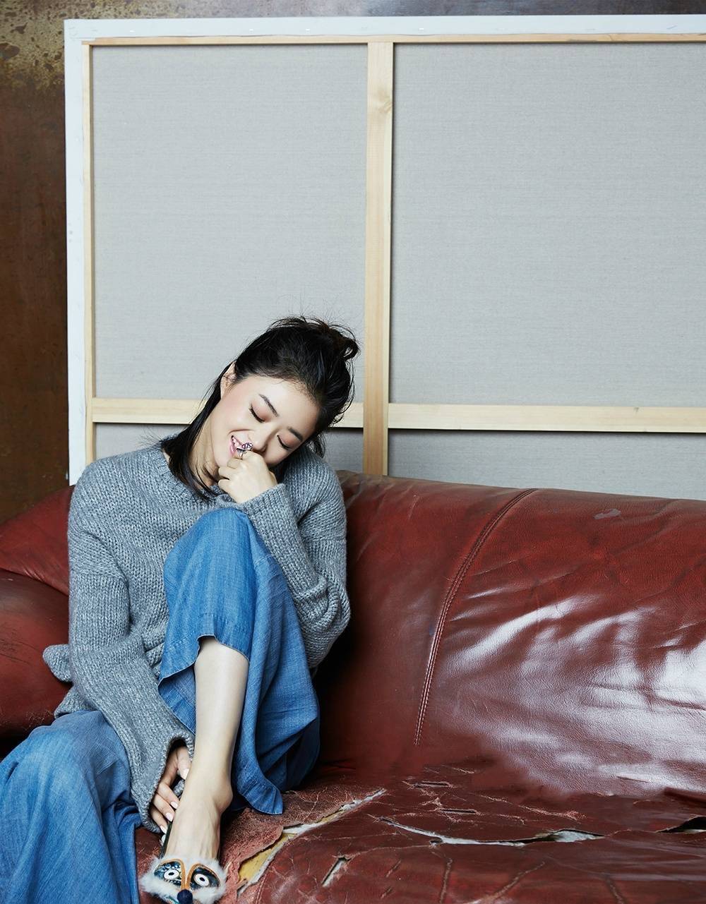 黑色|被蒋欣长发造型美到了!印花夹克配短裤下衣失踪,模样清纯又甜美