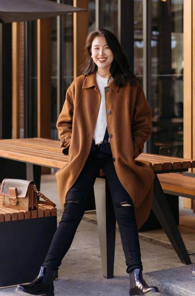 黑色|衣服鞋子的颜色遥相呼应，形成服装的搭配和统一
