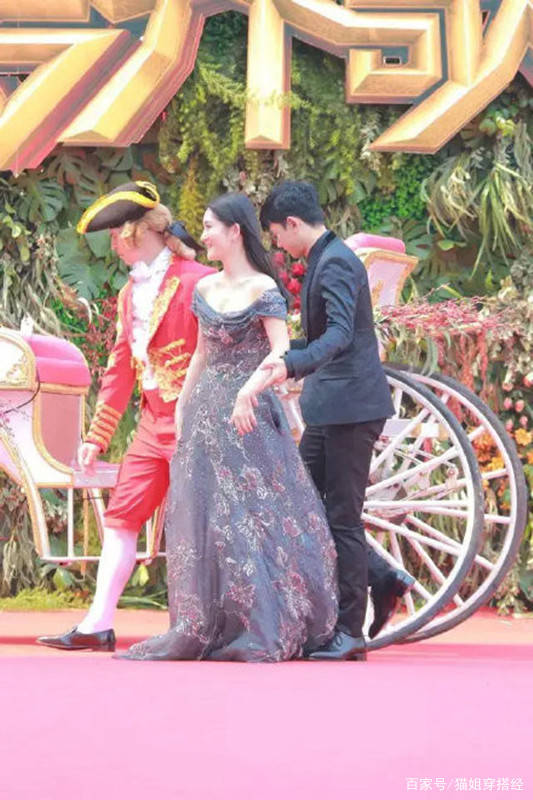 设计|张杰真宠老婆，谢娜穿一字裙扮公主，杰哥就穿西装扮成王子配合她