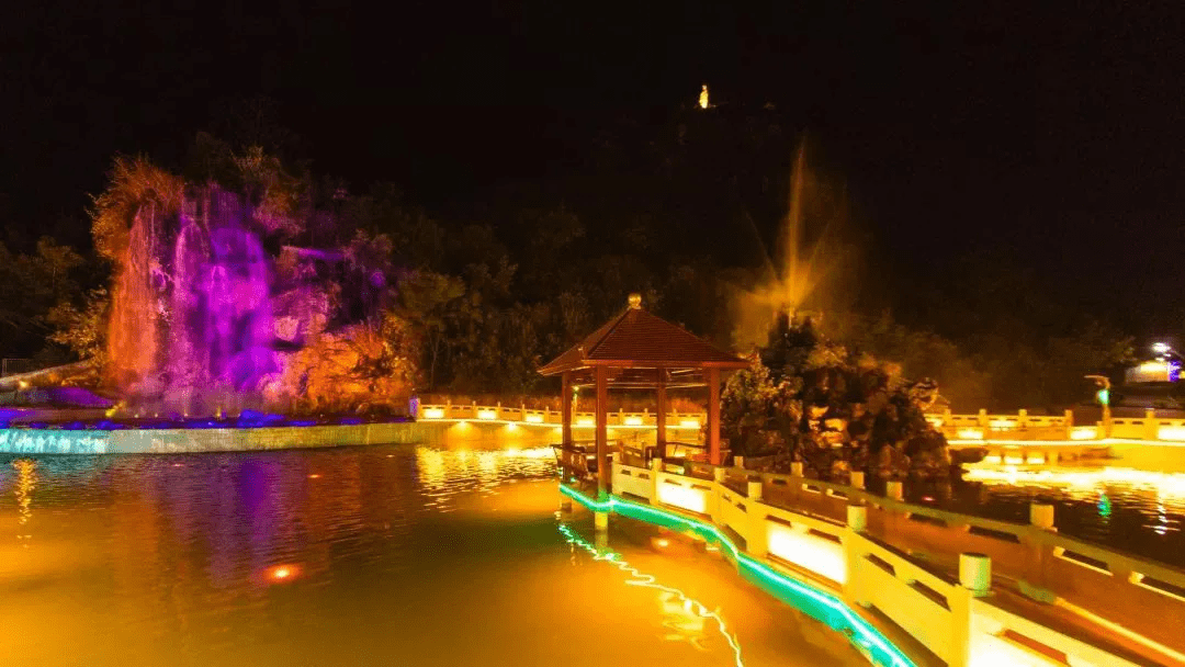 图 /校 内文化景观:万物生涧源夜景图 / 水韵城职大图 / 城职大南山