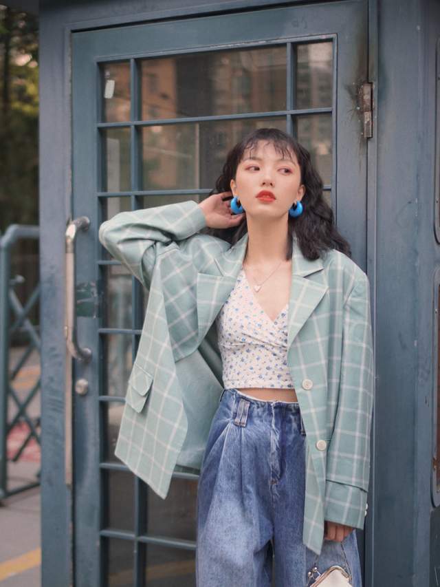 感觉|秋天不穿裙子也很浪漫，针织开始搭配牛仔裤优雅大气，高级时髦