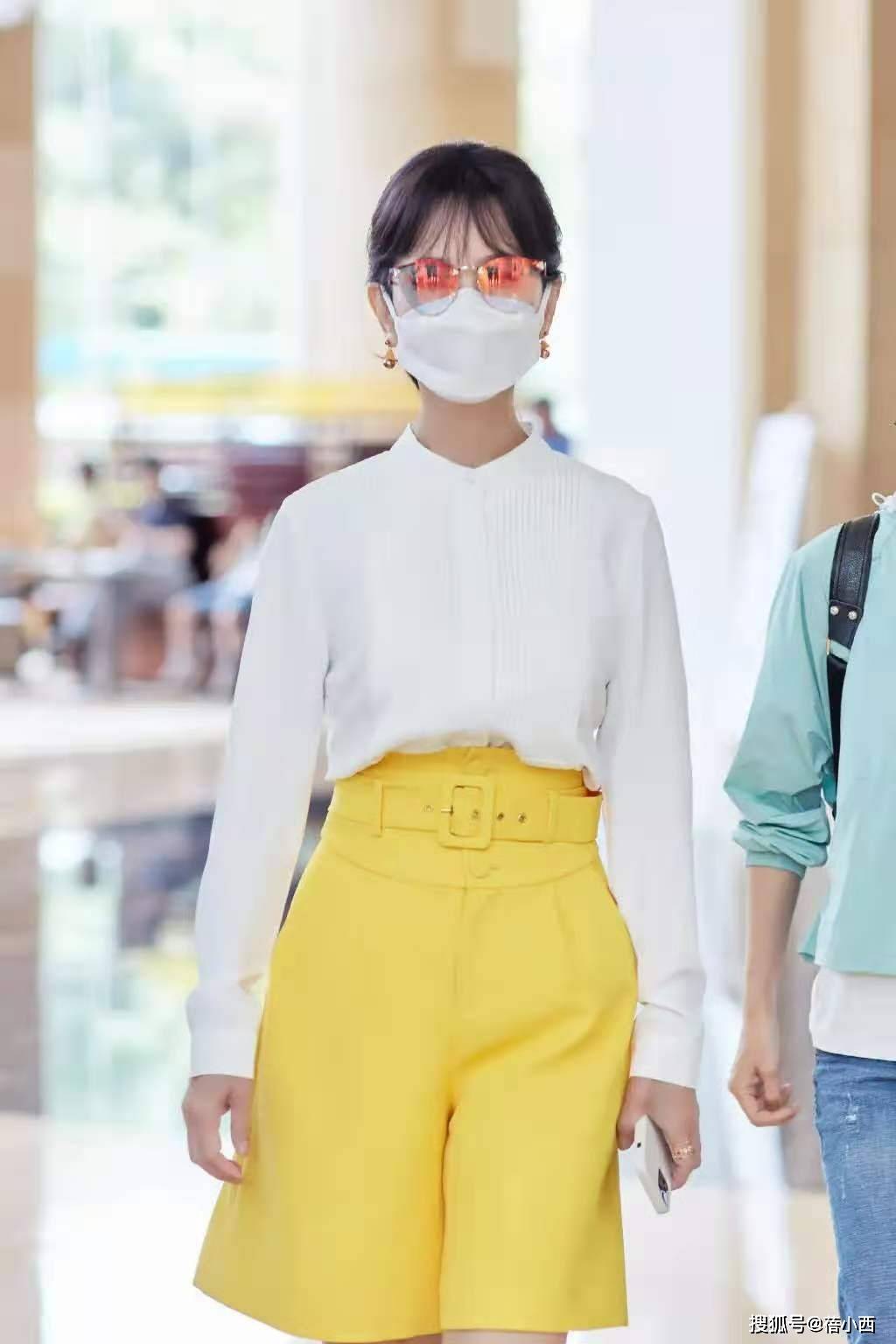 皮短裤|赵雅芝真是不服老,66岁了还敢穿皮裤,配绑带衬衫意外时髦减龄