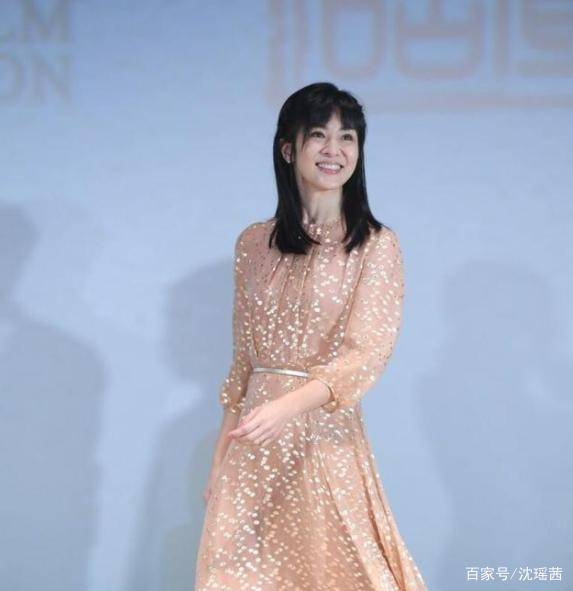 色调|47岁杨采妮天生“童颜脸”,穿粉裙子像青春少女,哪像阿姨辈的人