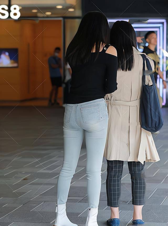 蓝色|黑色一字肩上衣,搭配上一条蓝色牛仔裤,清新简约还很显年轻