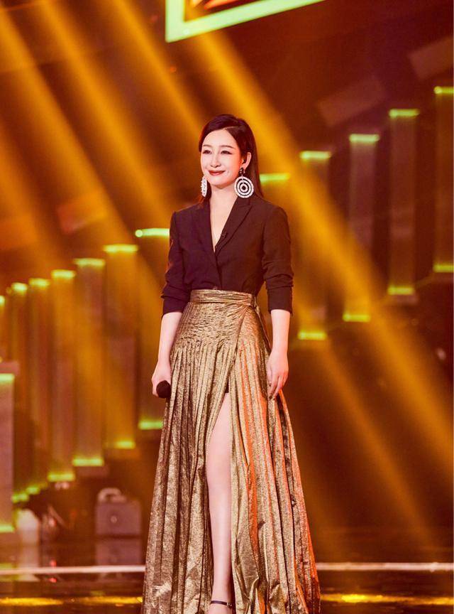 西装|秦海璐气质无敌了！“烂大街”的白色衬衫裙太高级减龄，哪像41岁